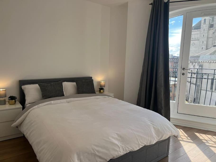 Luxury 2 Bed Gem In Heart Of Apartment *